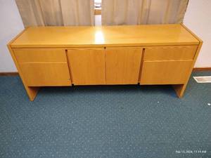 lot 4 image: Side Cupboard