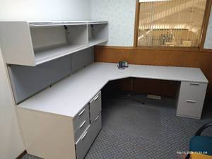 lot 13 image: L Desk w Over Hanging Cabinets