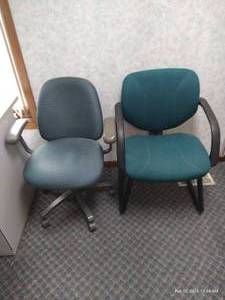 lot 21 image: Green & Black Chair & Rolling Chair