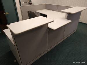 lot 35 image: L Desk with Chair & Counters