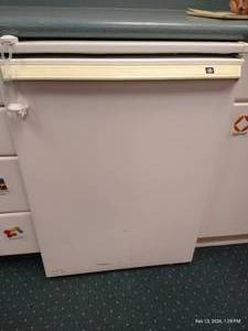 lot 40 image: G. E. Undercounter FridgeFreezer