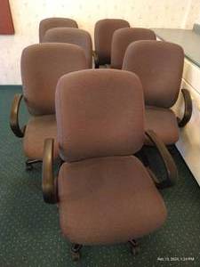 lot 48 image: Seven Rolling Conference Chairs