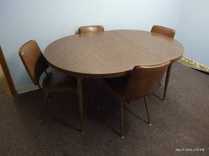 lot 53 image: Table & (4) Chairs