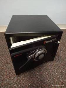 lot 54 image: Small Sentry Safe - Working Combination