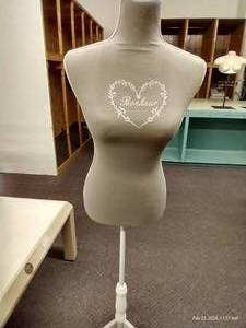 lot 84 image: 64 Mannequin Top
