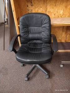 lot 128 image: Nice Rolling Office Chair