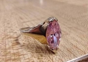 lot 221 image: 10K Gold Ring w PInk Stone