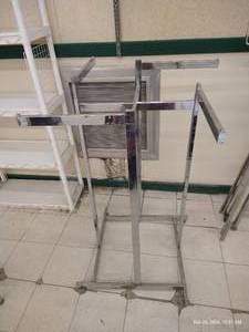 lot 293 image: Square Clothing Display Rack
