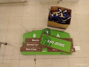 lot 384 image: Store Isle Signs & Plastic Letters