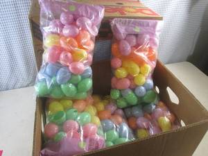 lot 184 image: (BR3) 6 Bags of Plastic Easter Eggs 48 Per Bag