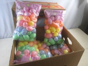 lot 186 image: (BR3) 6 Bags of Plastic Easter Eggs 48 Per Bag
