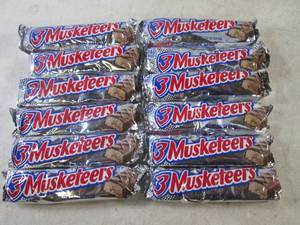 lot 264 image: (B-1) 12 - 3 Musketeers Candy Bars Past Date
