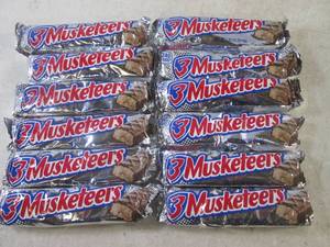 lot 265 image: (B-1) 12 - 3 Musketeers Candy Bars Past Date