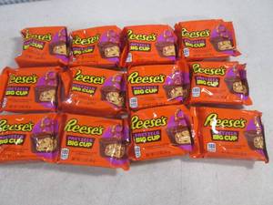 lot 272 image: (B-3) 12 Reeses Pretzels Big Cups Past Date