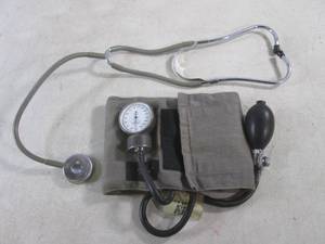 lot 134 image: (CSB) Vintage Streamliner Stethoscope and Tycos Cuff Blood Pressure Monitor