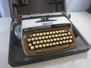 lot 121 image: (EW3) Vintage Smith-Corona Classic 12 Typewriter with Case