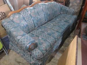 lot 95 image: (HWG) Green Floral Print Sofa with Wood Trim In Good Used Condition 84 Wide