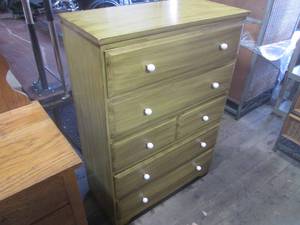 lot 98 image: (HWG) Vintage 5-Drawer Dresser 29 14 W x 41 12 H x 14 D