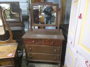lot 101 image: (HWG) Vintage 4-Drawer Dresser with Mirror 38 W x 34 12 H x 18 14 D Mirror Is An Additional 30 14 High