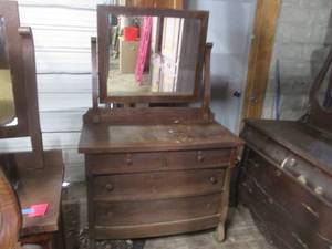 lot 102 image: (HWG) Vintage Wood 4-Drawer Dresser with Mirror 42 W x 34 14 H x 21 D Mirror Is An Additional 33 14 High