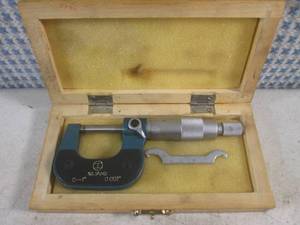 lot 25 image: (EC1) Xiliang 0-1 Micrometer with Case