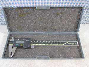 lot 26 image: (EC1) Mitutoya 500-196 6 Digital Caliper .0005 Resilution Spot On with Case - Works