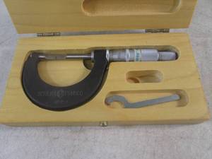 lot 28 image: (EC1) Scherr Tumico 0-1 Blade Micrometer .001 Resolution No Friction Thimble Wood Case