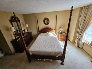 lot 9A image: Stunning Vintage Georgian Style Poster Queen Bed