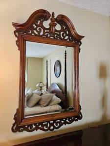 lot 21 image: Handsome Vintage Chippendale Carved Decor Mirror