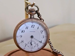 lot 60 image: 2 Antique Gold Pocket Watches  Illinios Hunter Case and Waltham Railroad