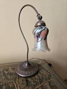 lot 31 image: Beautiful Gooseneck Desk Lamp with Pulled Feather Art Glass Shade