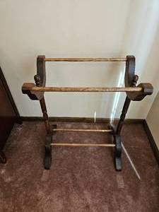 lot 79 image: Charming Vintage Blanket Quilt Rack