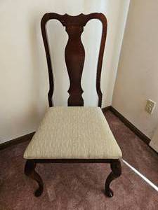 lot 128 image: Traditional Queen Anne Accent Chair