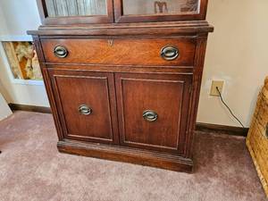 lot 114 image: Vintage Duncan Phyfe China Hutch