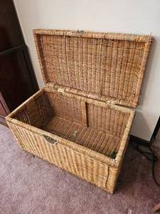 lot 129 image: Retro Natural Wicker Woven Trunk Chest