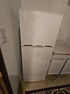 lot 152 image: Magic Chef Refrigerator Freezer