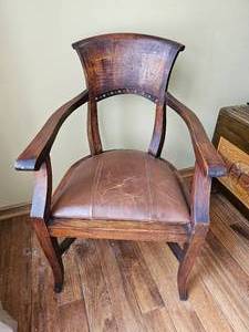 lot 57 image: Elegant Leather Seated Library Chair