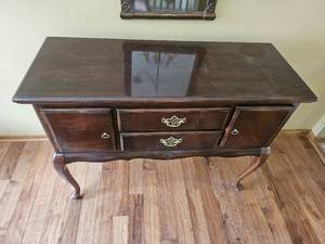 lot 88 image: Traditional Queen Anne Mahogany Sideboard