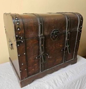 lot 126 image: Decor Campaign Chest