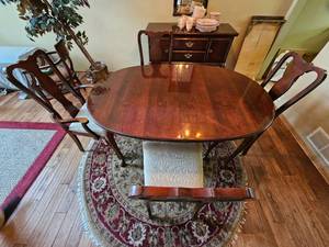 lot 18 image: Elegant Queen Anne Traditional Mahogany Dining Table and Chairs