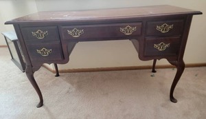 lot 16 image: Gorgeous Vintage Mahogany Desk