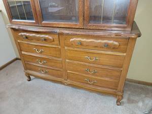 lot 19 image: Timeless Vintage Carved Oak Display Hutch  Cabinet