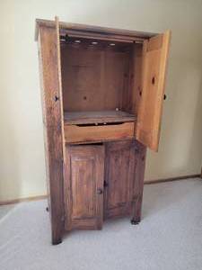 lot 62 image: Rustic Farmhouse Chic Cabinet