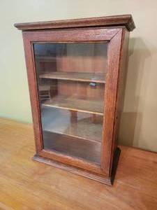 lot 69 image: Vintage Tabletop Display Cabinet