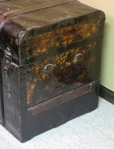 lot 33 image: Antique Flat Top Steamer Trunk