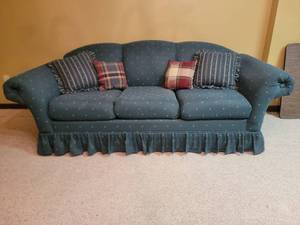 lot 104 image: Country Chic Blue 3 Cushion Sofa