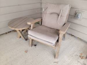 lot 200 image: Comfy Outdoor Patio Chair and Side Table