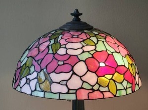 lot 5 image: Tiffany Style Pink Posey Stained Glass Table Lamp