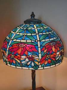 lot 7 image: Tiffany Style Poinsettia Stained Glass Table Lamp