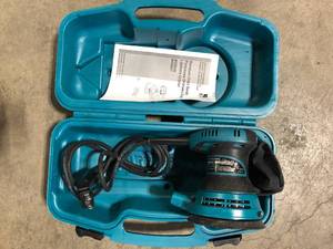 Makita 3 Amp 5 in. Corded Palm Grip Random Orbital Sander with Dust Bag, Hard Case Customer Returns See Pictures